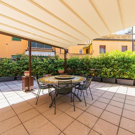 Nettuno Apartment - Private Garden In Bologna Center Bagian luar foto