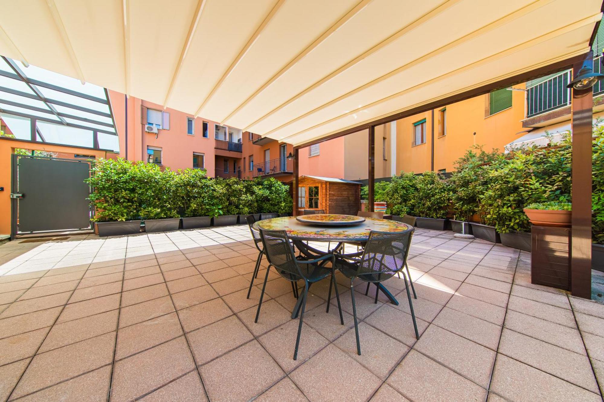 Nettuno Apartment - Private Garden In Bologna Center Bagian luar foto