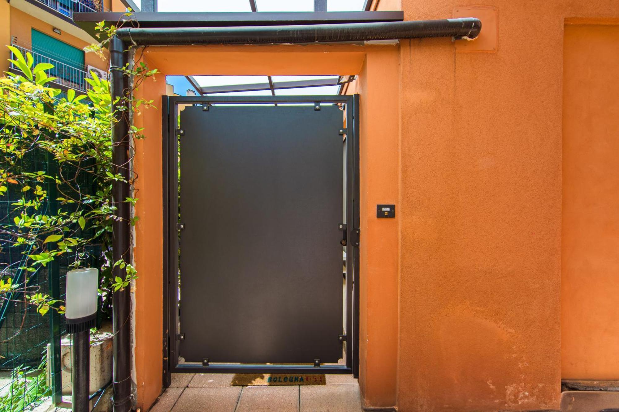 Nettuno Apartment - Private Garden In Bologna Center Bagian luar foto